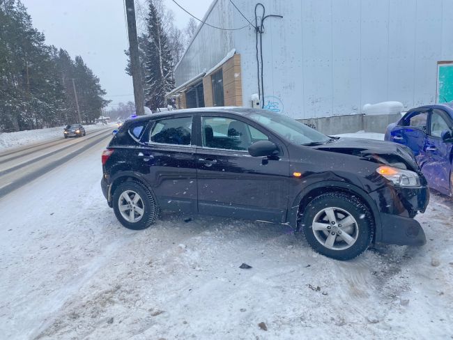 В Ухте возле дома 45 по ул. Загородная произошло столкновение Kia Cerato и Nissan Qashqai